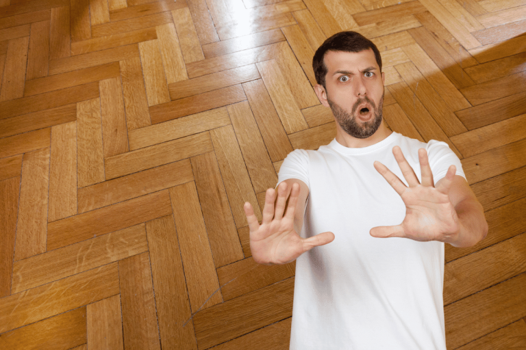 Mauvaise nouvelle : les erreurs à ne jamais commettre en cirant votre parquet